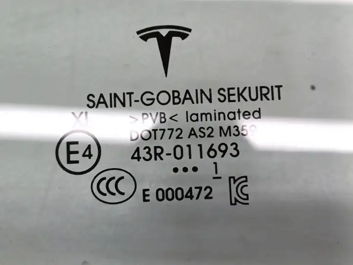 Tesla Model 3 (2017 - 2023) 1077900-99-A Стекло передней двери — фото 2