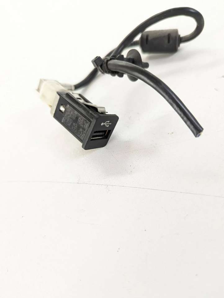 9167196 BMW 5 F10 F11 USB jungtis