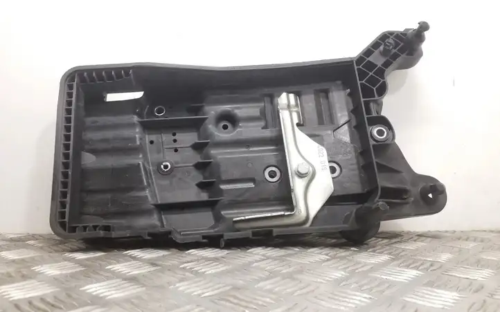 Volkswagen Tiguan (2016 - 2020) 5QF915325B Площадка аккумулятора — фото 3