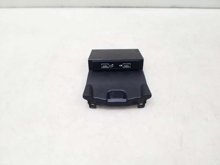 A1728202100 Mercedes-Benz A W176 USB jungtis