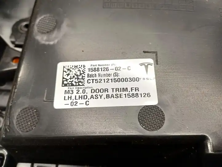 Tesla Model 3 (2017 - 2023) 1588126-02-C Обшивка передней двери — фото 4