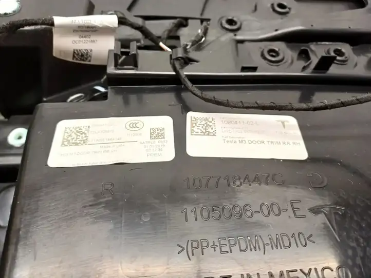 Tesla Model 3 (2017 - 2023) 1090411-02-L Обшивка задней двери — фото 3