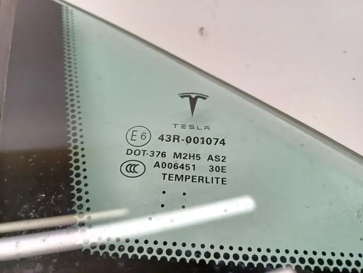 Tesla Model S (2012 - 2016) 6006544-00-J Треугольное стекло кузова — фото 3
