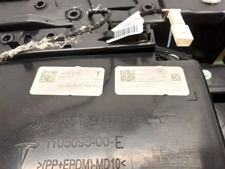 Tesla Model 3 (2017 - 2023) 1090413-02-L Обшивка задней двери — фото 4