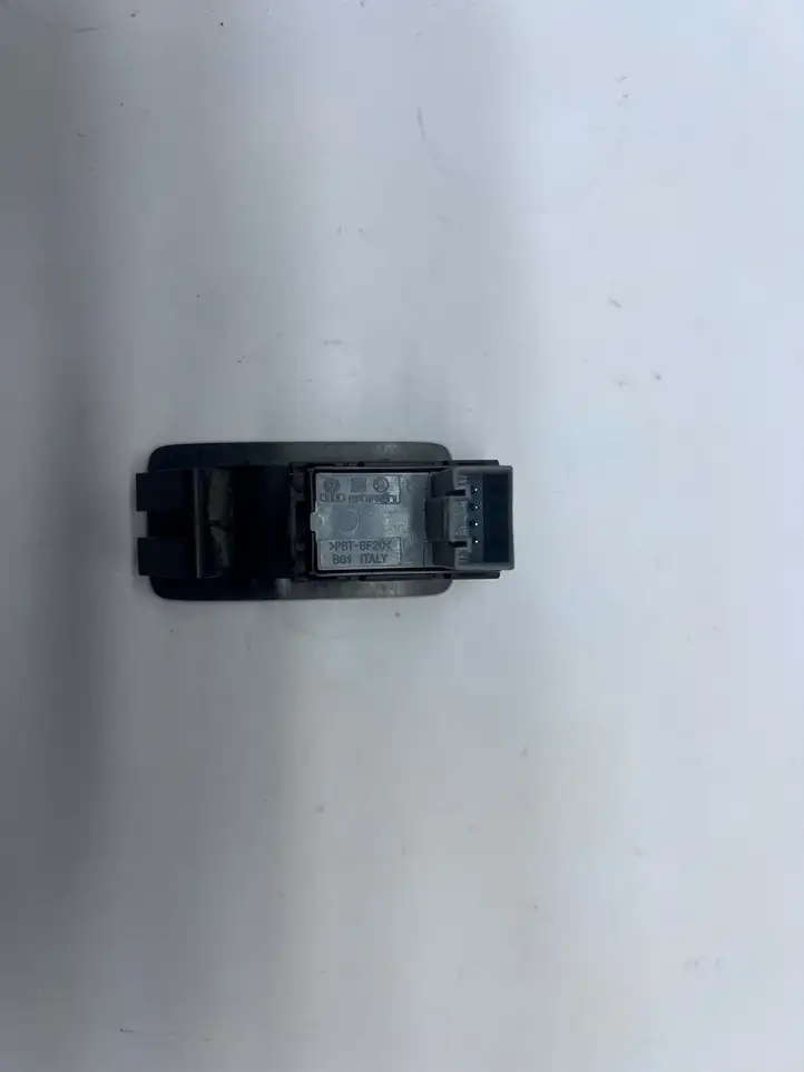 Volkswagen PASSAT B7 (2011 - 2014) 7E5959527 Кнопка фаркопа в багажнике — фото 2