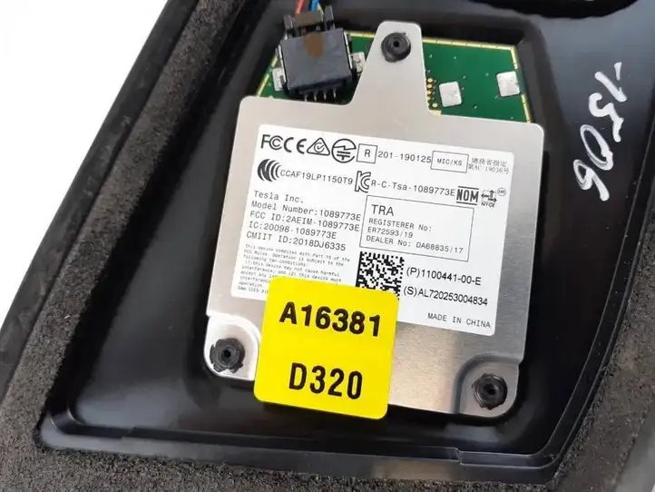 Tesla Model 3 (2017 - 2023) 110925500I Наружная накладка стойки B — фото 7