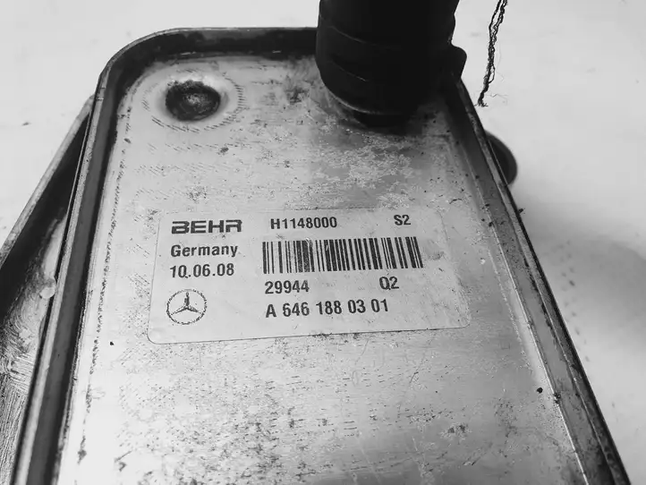 Mercedes-Benz E W211 (2002 - 2009) A646188301 Радиатор масла двигателя — фото 3