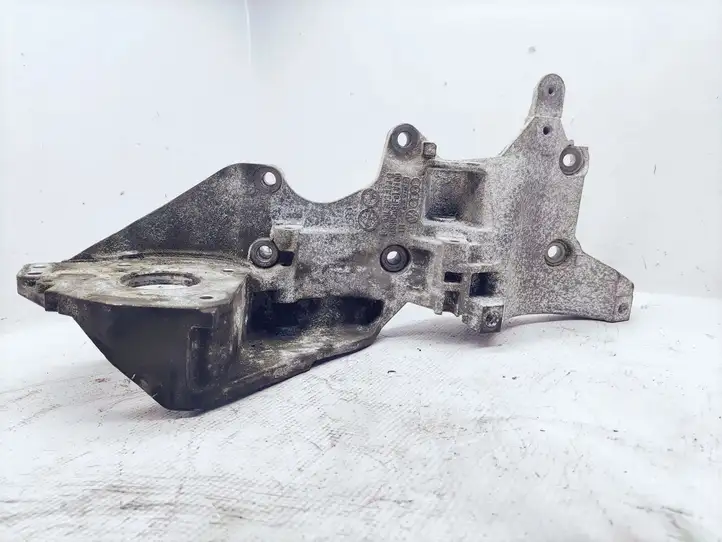 Volkswagen PASSAT B7 (2011 - 2014) 03L903143Q Кронштейн генератора — фото 1