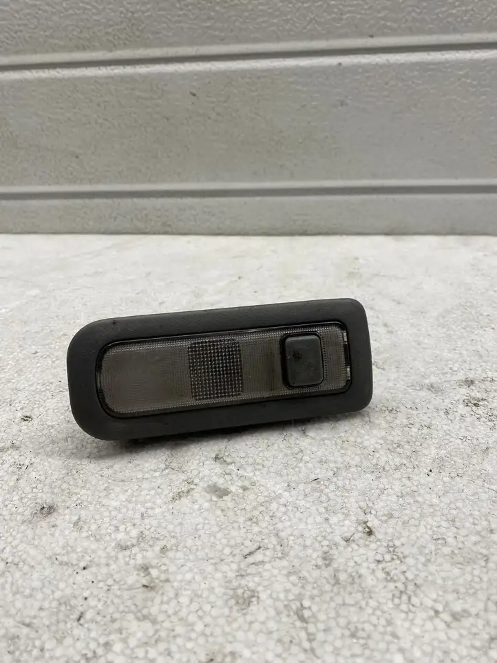 Toyota Avensis Verso (2004 - 2009) 11186 Передняя подсветка — фото 1