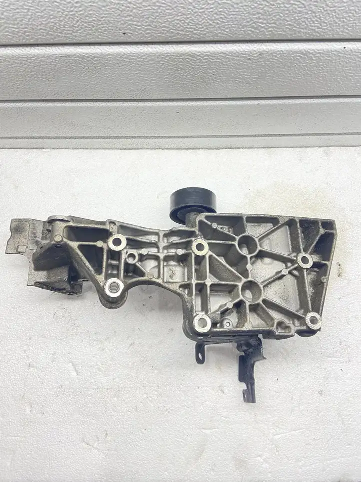 Mitsubishi Grandis (2003 - 2012) 03G903143E Кронштейн генератора — фото 4