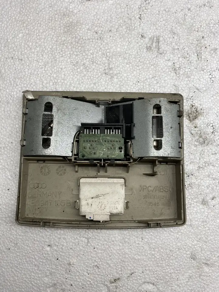 Audi A6 S6 C5 4B (2001 - 2004) 4B0947105 Передняя подсветка — фото 3