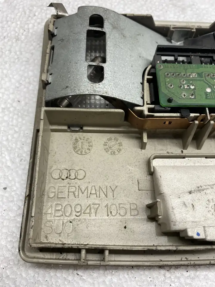 Audi A6 S6 C5 4B (2001 - 2004) 4B0947105 Передняя подсветка — фото 4