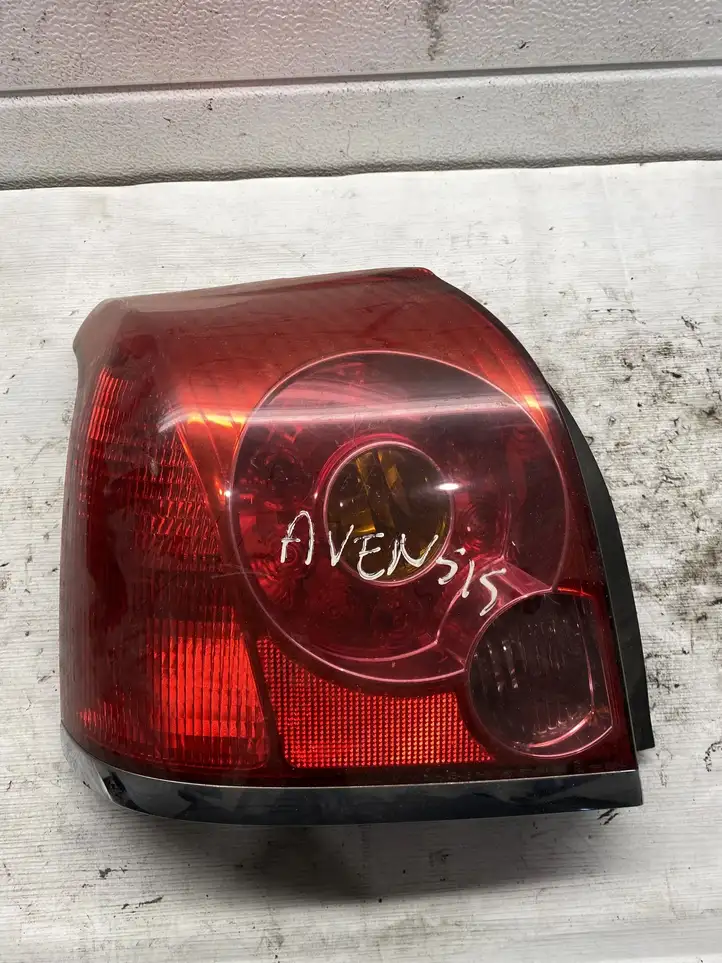 Toyota Avensis T250 (2006 - 2009) 89028759 Задний фонарь в кузове — фото 1