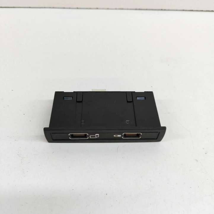 A1728202100 Mercedes-Benz B W246 W242 USB jungtis