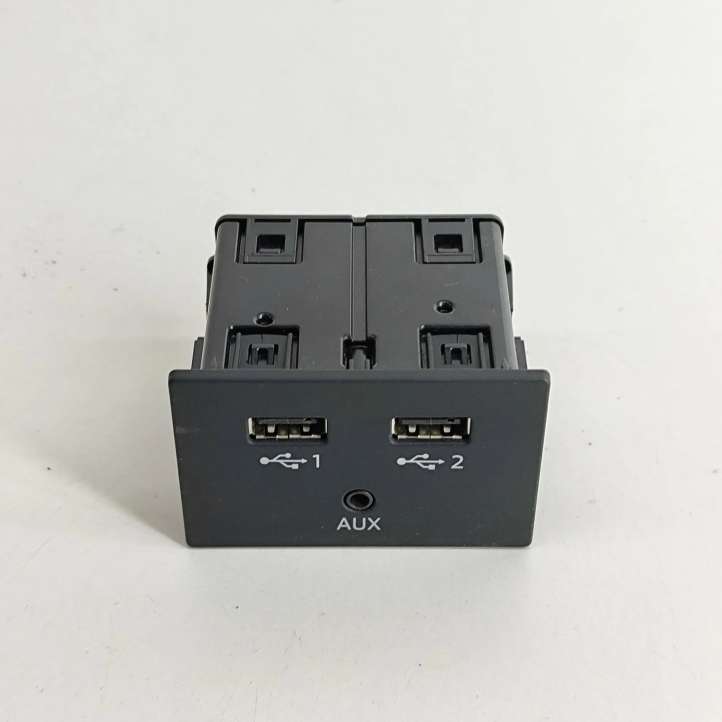 81A035736 Audi A3 S3 8V USB jungtis