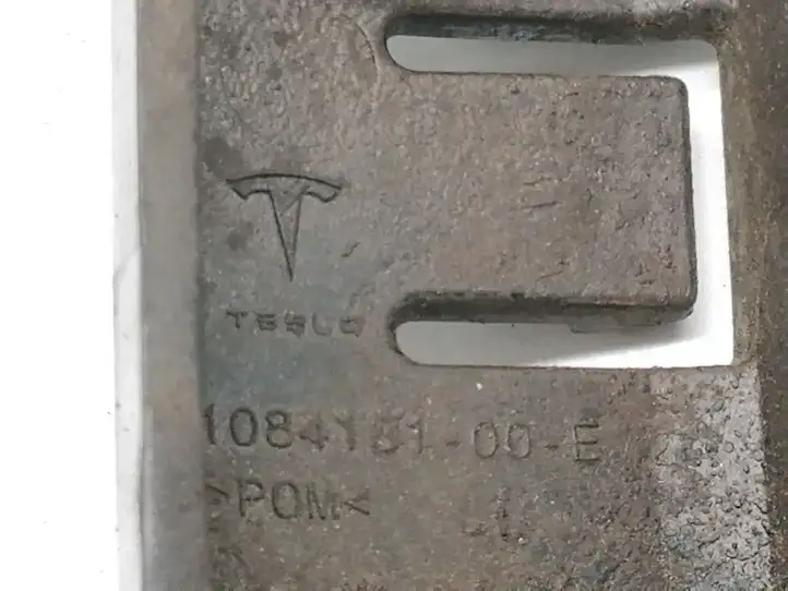 Tesla Model 3 (2017 - 2023) 1084181-00-E Кронштейн переднего бампера — фото 3
