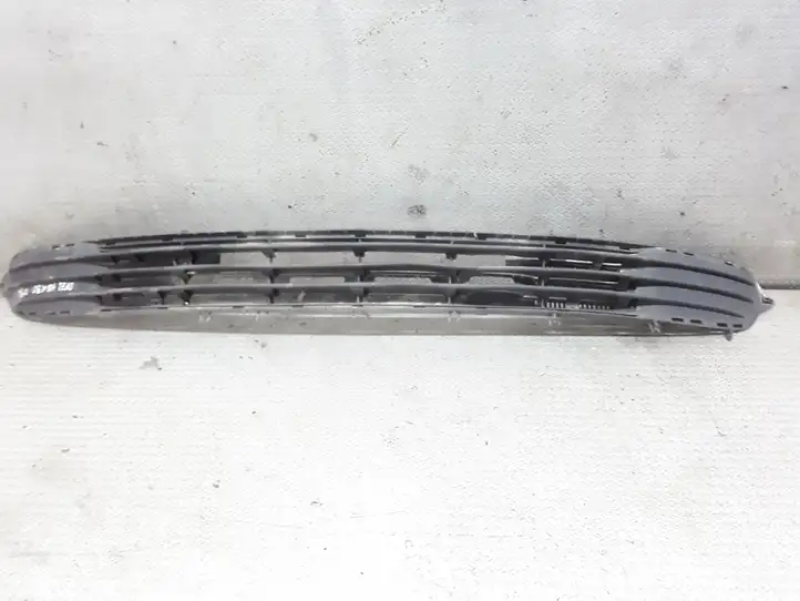Opel Corsa C   09116134 Нижняя решётка (из трех частей)