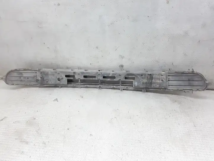 Opel Corsa C   09116134 Нижняя решётка (из трех частей)