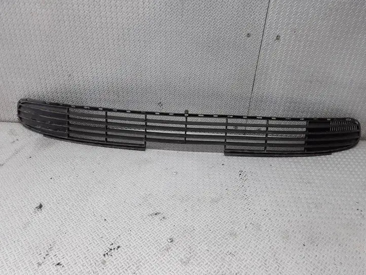 Opel Vectra (1999 - 2002)  90464532 Нижняя решётка (из трех частей)