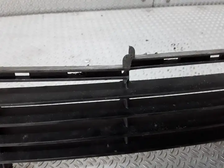 Opel Vectra (1999 - 2002)  90464532 Нижняя решётка (из трех частей)