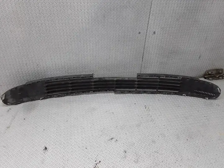 Opel Vectra (1999 - 2002)  90464532 Нижняя решётка (из трех частей)