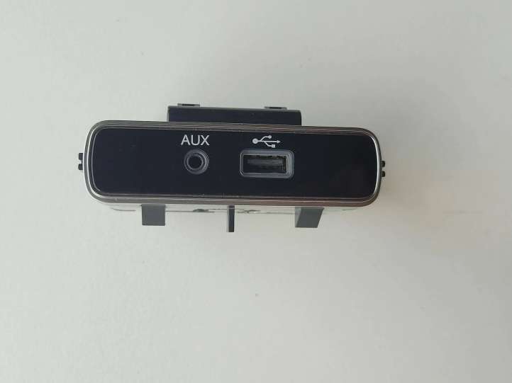 735650649 Fiat 500X USB jungtis