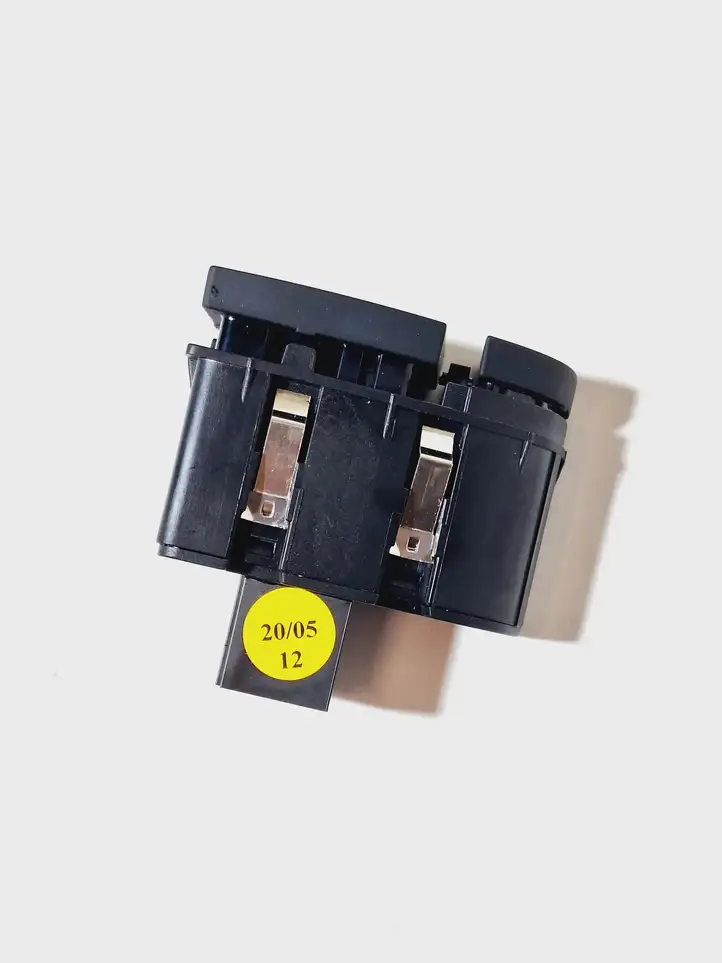Audi A6 S6 C6 4F (2004 - 2008) 4F1927227A Кнопка бардачка — фото 3