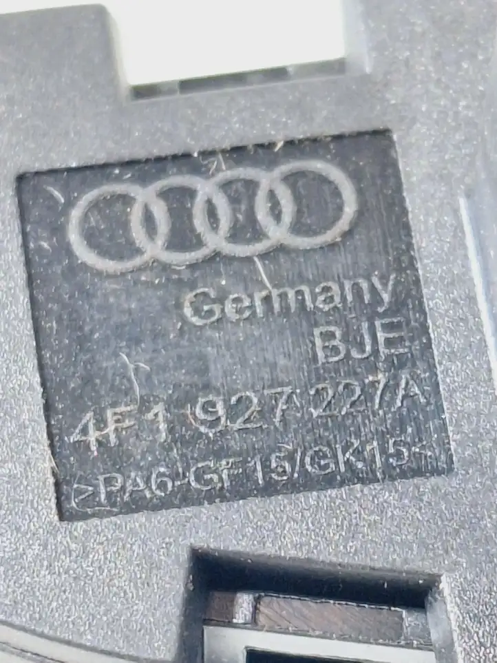 Audi A6 S6 C6 4F (2004 - 2008) 4F1927227A Кнопка бардачка — фото 6