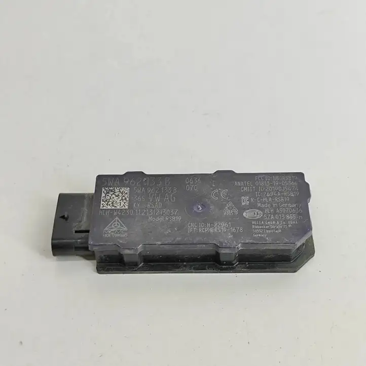 Audi A3/S3 8Y (2020 - ) 5WA962133B Антенна бесключевого доступа — фото 1