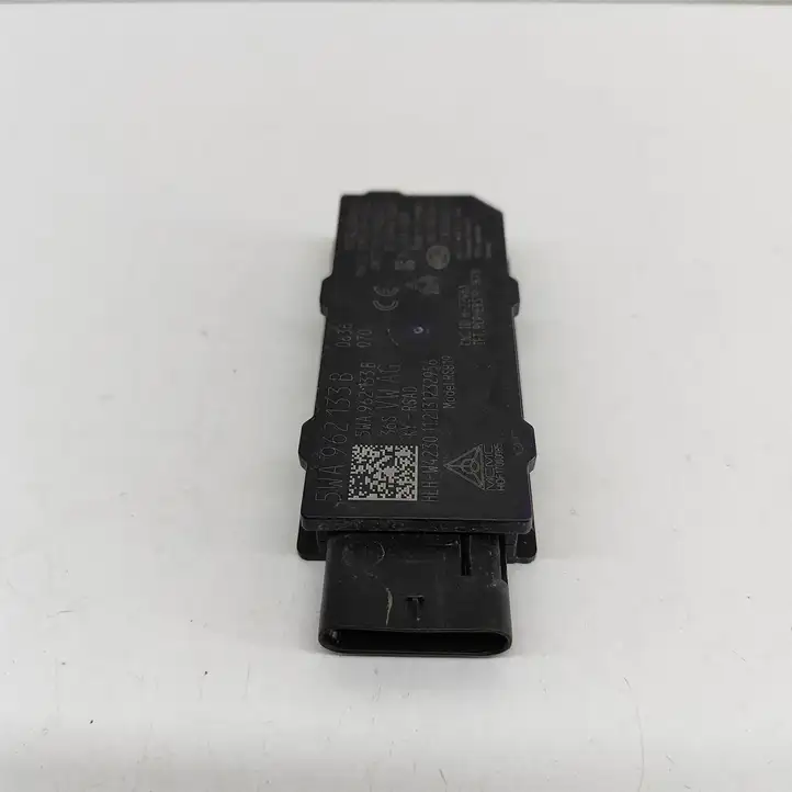Audi A3/S3 8Y (2020 - ) 5WA962133B Антенна бесключевого доступа — фото 4
