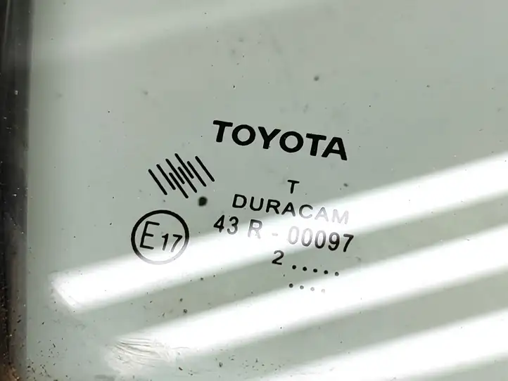 Toyota Yaris (2009 - 2012) 43R00097 Форточка двери — фото 3