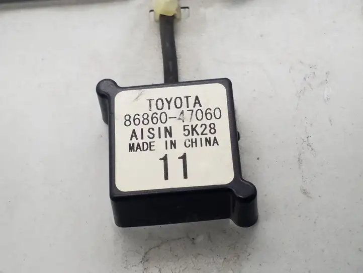 Toyota Prius (XW20) (2003 - 2009) 8686047060 Усилитель антенны — фото 4