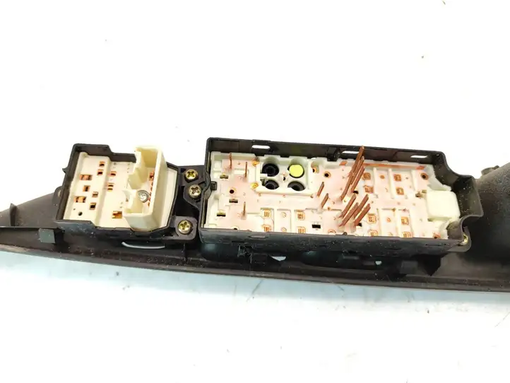 Mazda 6 (2002 - 2005) GJ6A684L6 Блок кнопок стеклоподъемников — фото 3