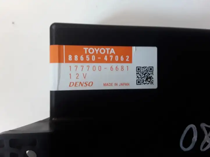 Toyota Prius (XW30) (2009 - 2015) 8865047062 Прочие блоки управления — фото 3