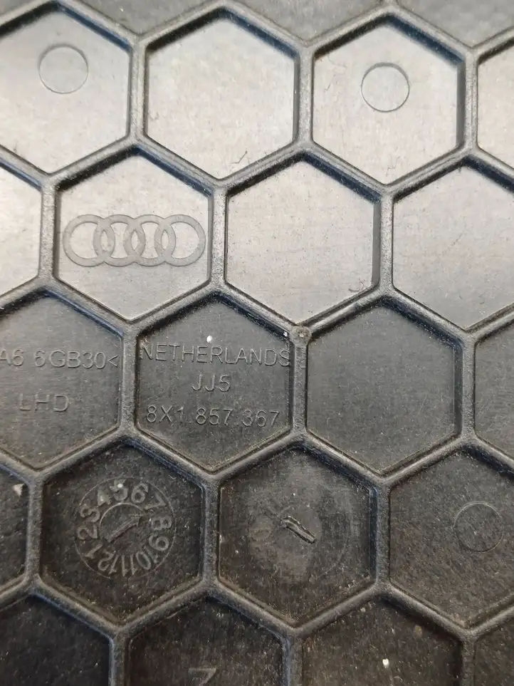 Audi A1 (2010 - 2014) 8X1857367 Решетка сабвуфера — фото 3
