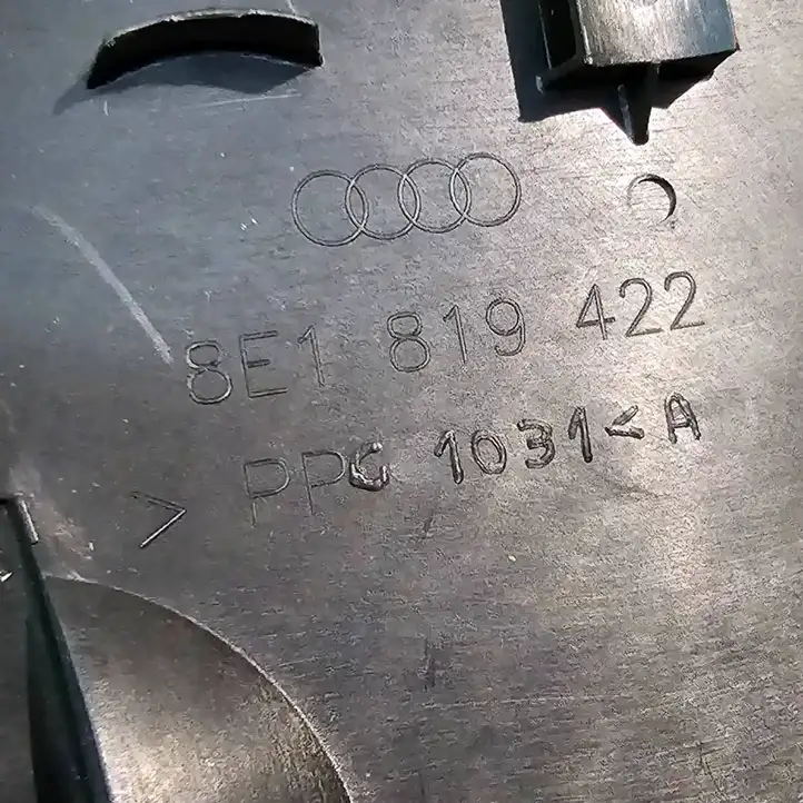 Audi A4 S4 B7 8E 8H (2004 - 2009) 8E1819422 Крышка ящика аккумулятора — фото 4