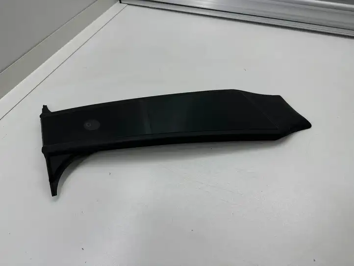 Tesla Model Y (2019 - 2024) 151625500E Наружная накладка стойки B — фото 1
