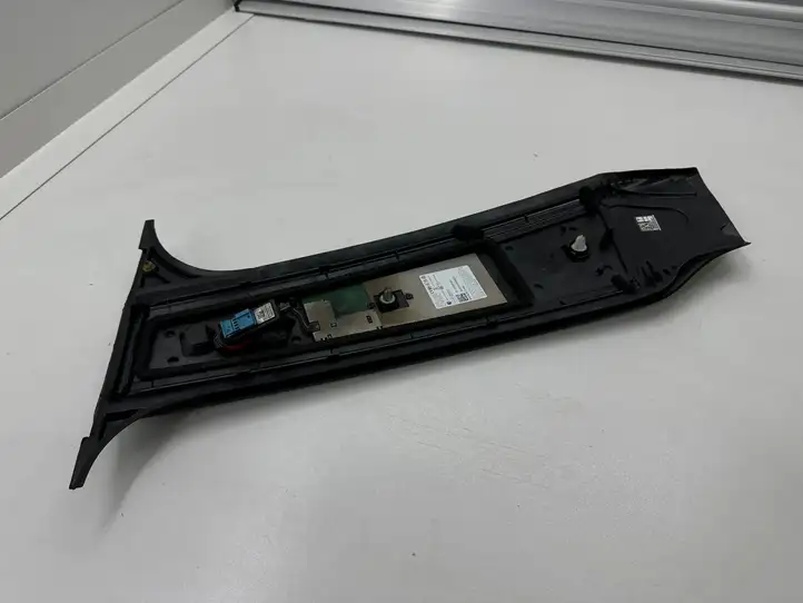 Tesla Model Y (2019 - 2024) 151625500E Наружная накладка стойки B — фото 2