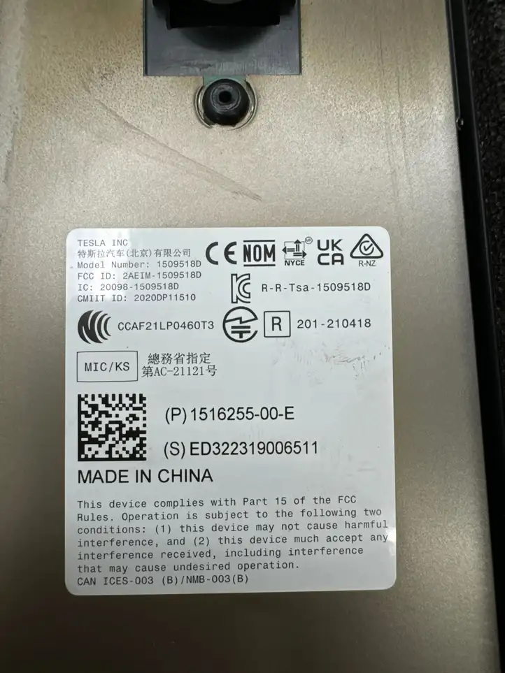 Tesla Model Y (2019 - 2024) 151625500E Наружная накладка стойки B — фото 4