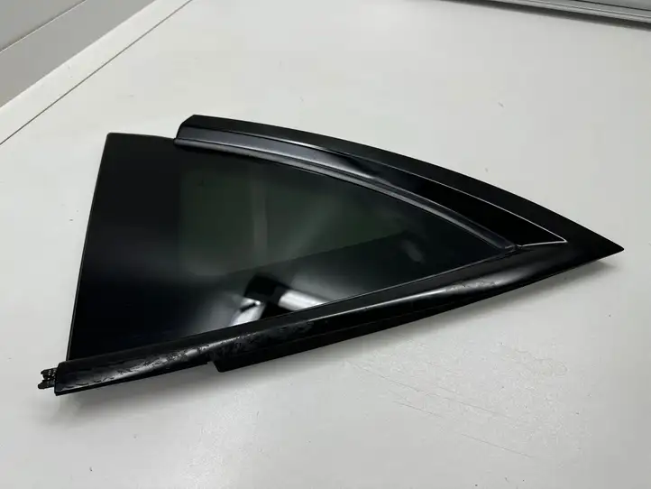 Tesla Model Y (2019 - 2024) 160080900A Заднее боковое стекло — фото 1