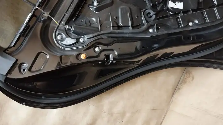 Mercedes-Benz GLE W166/C292 (2015 - 2019) A1667300124 Уплотнитель стекла задней двери — фото 2