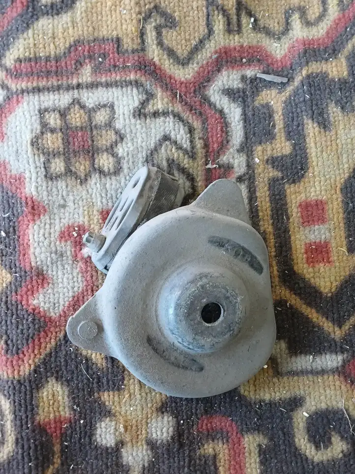 BMW 5 F10 F11 (2009 - 2016) 33316798811 Кронштейн глушителя — фото 1
