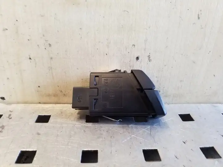 BMW 5 GT F07 (2010 - 2017) 9161896 Включатель аварийных фонарей — фото 3
