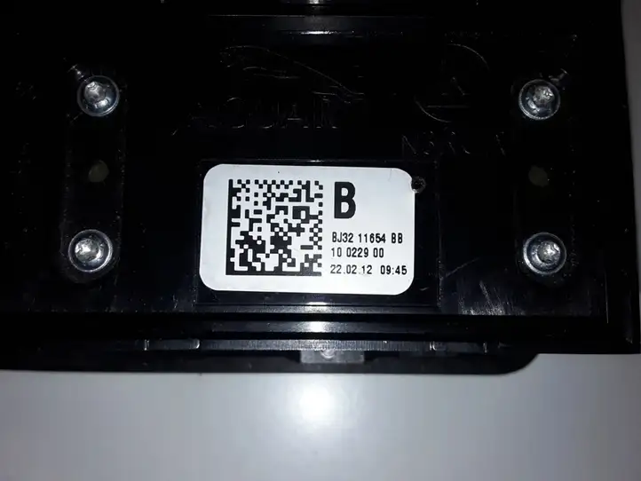 Land Rover Evoque I (2011 - 2015) BJ3211654BB Кнопка закрытия крышки багажника — фото 3