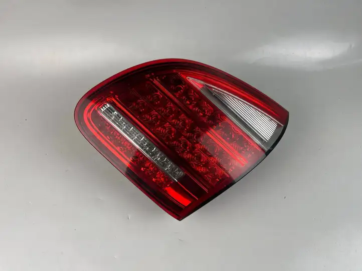 Porsche Cayenne (92A) (2011 - 2017) 7P5945094K Задний фонарь в крышке багажника — фото 1