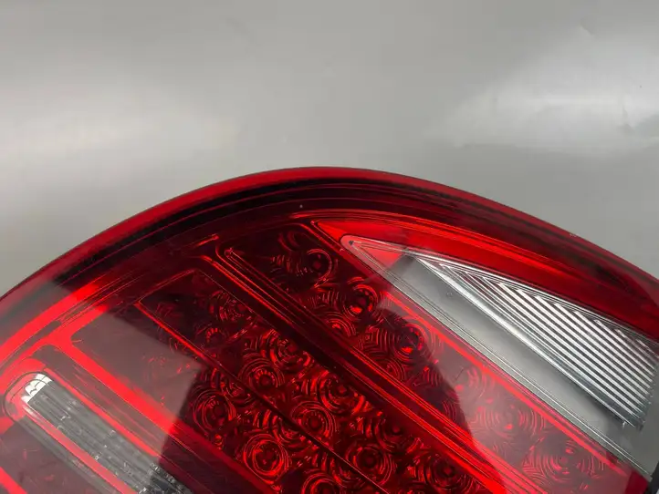 Porsche Cayenne (92A) (2011 - 2017) 7P5945094K Задний фонарь в крышке багажника — фото 3
