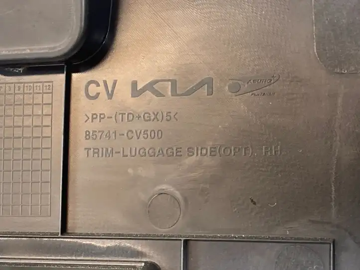 Kia EV6 (2021 - ) Боковая обшивка багажника — фото 8