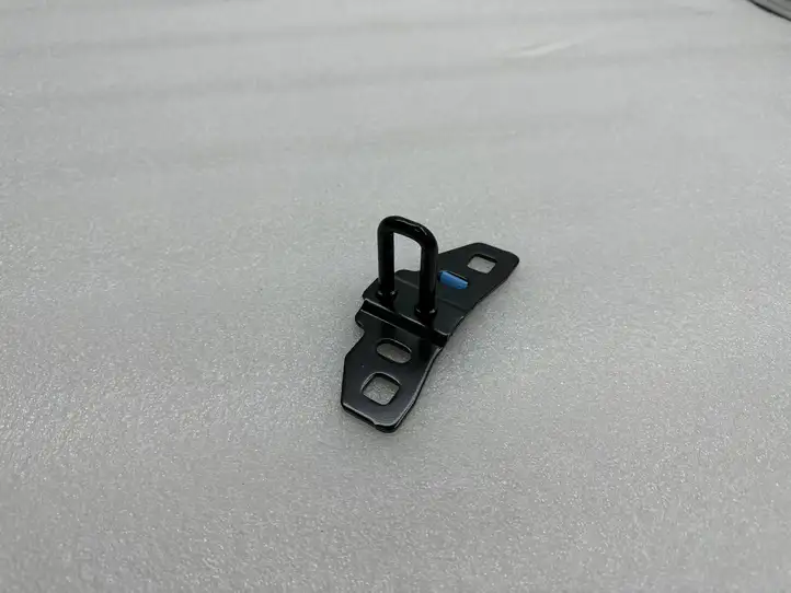 Tesla Model X (2021 - ) 103448200B Скоба замка крышки багажника — фото 1