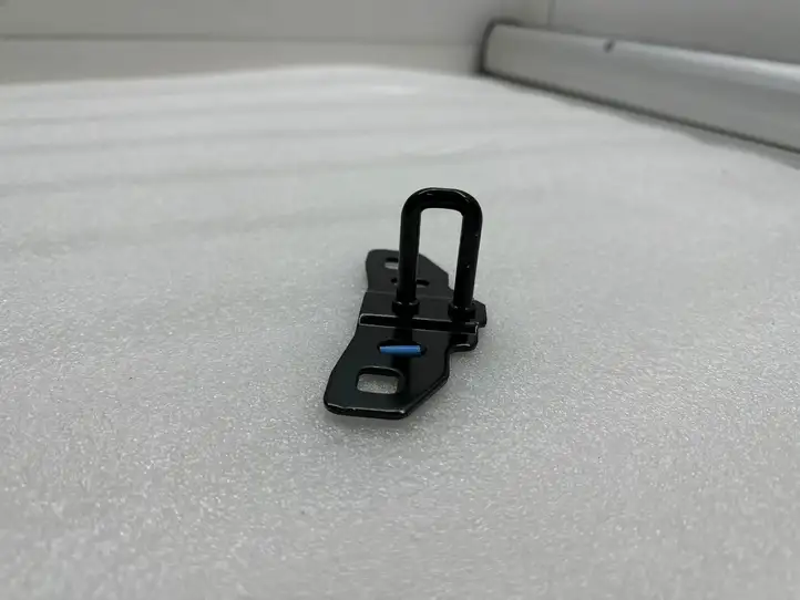 Tesla Model X (2021 - ) 103448200B Скоба замка крышки багажника — фото 4