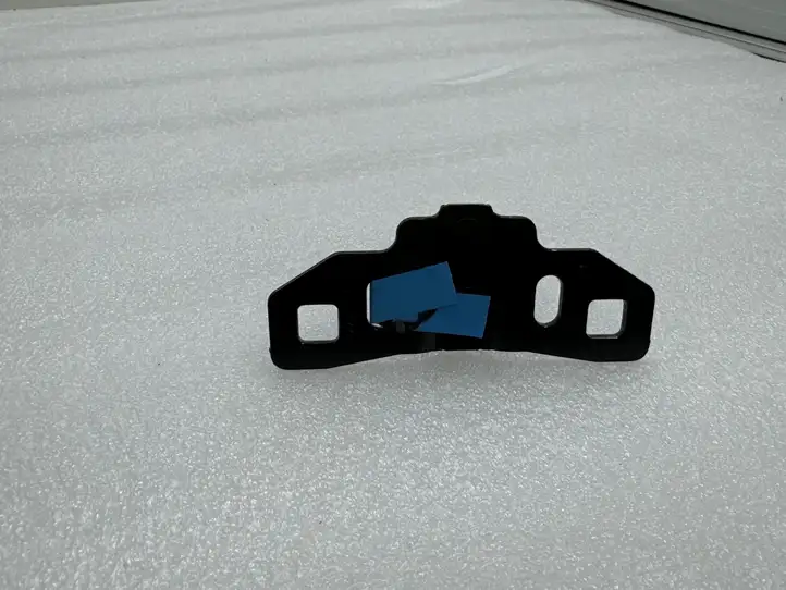 Tesla Model X (2021 - ) 103448200B Скоба замка крышки багажника — фото 6
